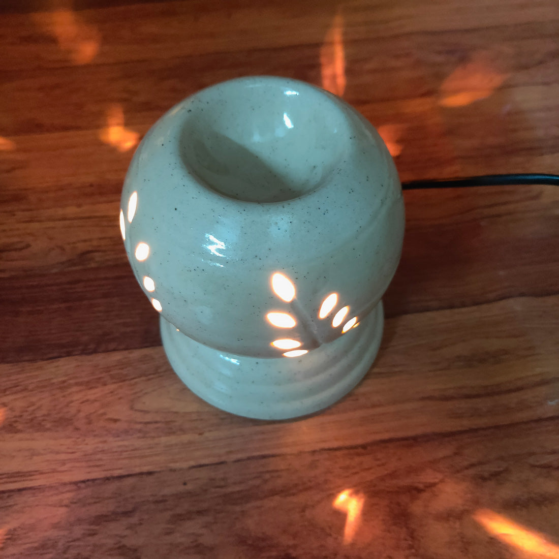Anokhi Ada Electric Aroma Oil Burner & Tea Light Lamp/Good Quality White Color Ceramic Electric T-Light Lamp & Incense Oil Diffuser For Living Room ( DA-0010 )