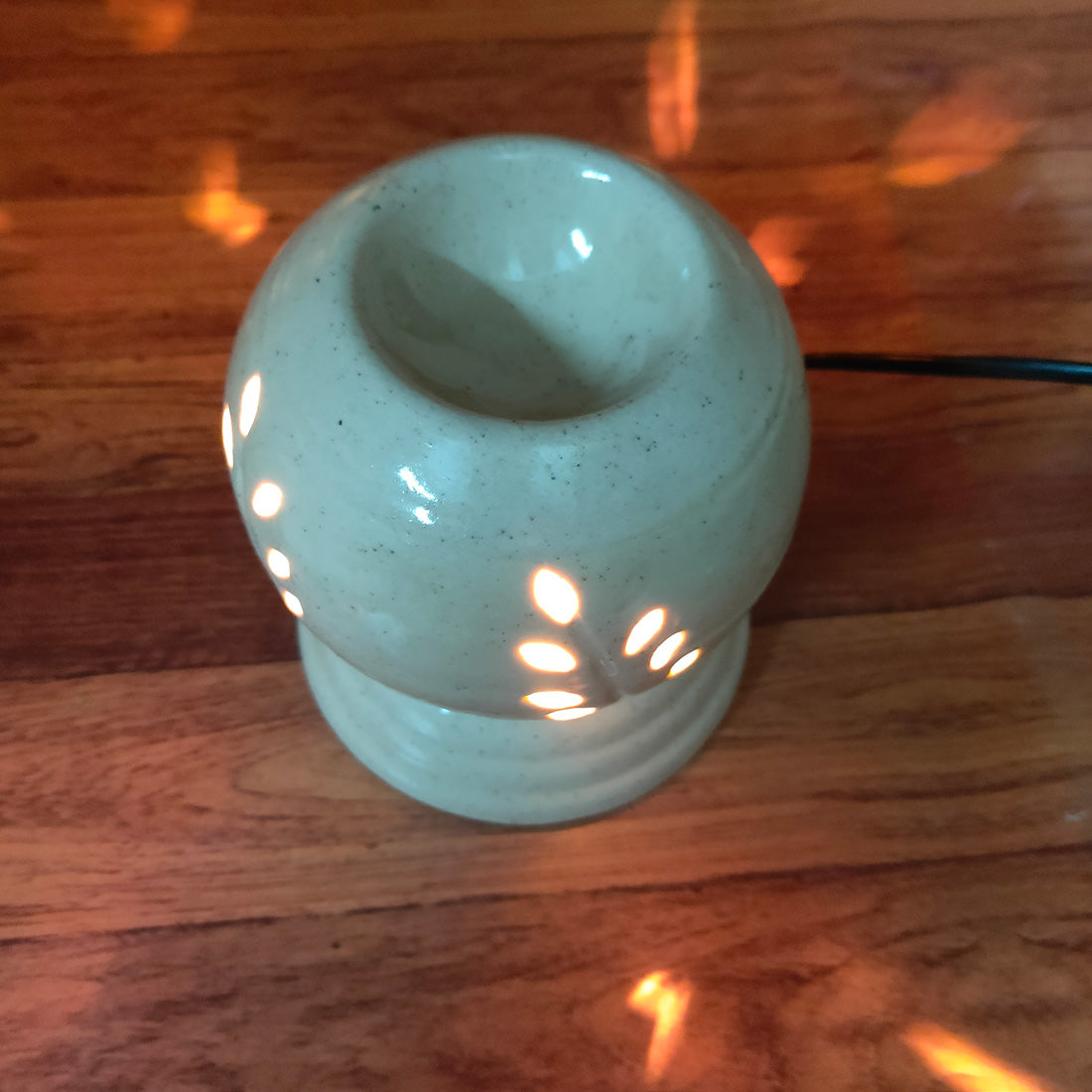 Anokhi Ada Electric Aroma Oil Burner & Tea Light Lamp/Good Quality White Color Ceramic Electric T-Light Lamp & Incense Oil Diffuser For Living Room ( DA-0010 )