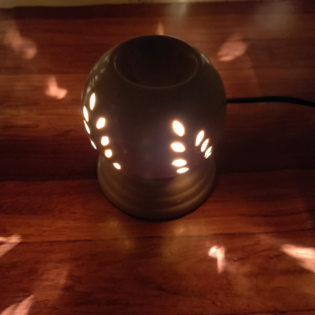Anokhi Ada Electric Aroma Oil Burner & Tea Light Lamp/Good Quality White Color Ceramic Electric T-Light Lamp & Incense Oil Diffuser For Living Room ( DA-0010 )