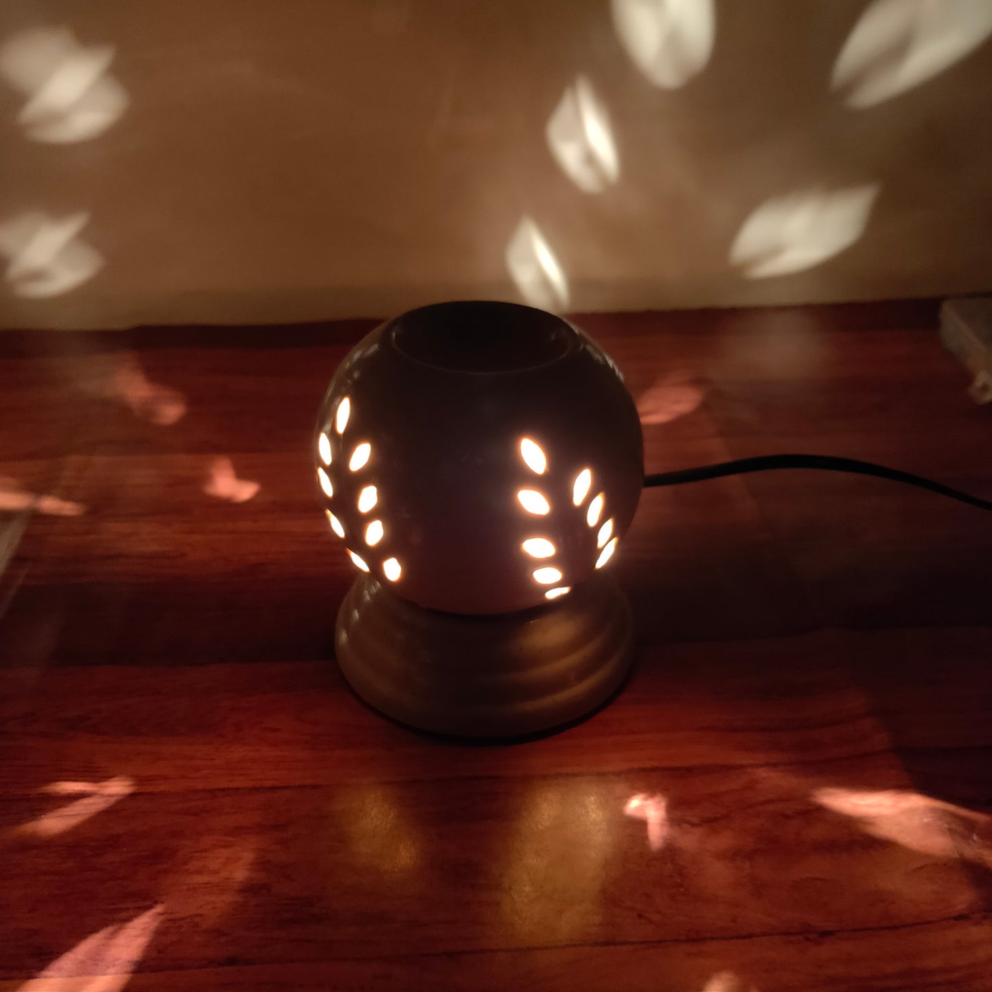 Anokhi Ada Electric Aroma Oil Burner & Tea Light Lamp/Good Quality White Color Ceramic Electric T-Light Lamp & Incense Oil Diffuser For Living Room ( DA-0010 )